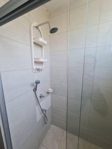 baño con ducha y puerta de cristal en Lindo departamento en conjunto multifamiliar, en Barranquilla