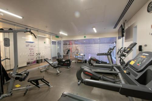 Fitness centrum a/nebo fitness zařízení v ubytování Ramada Encore by Wyndham Puebla