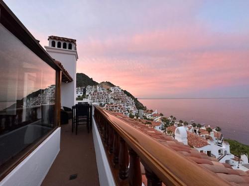 balcón con vistas al océano en Premium Ocean Corner Unit, Fireplace, Golf Cart, 21 Steps from Top en Avalon
