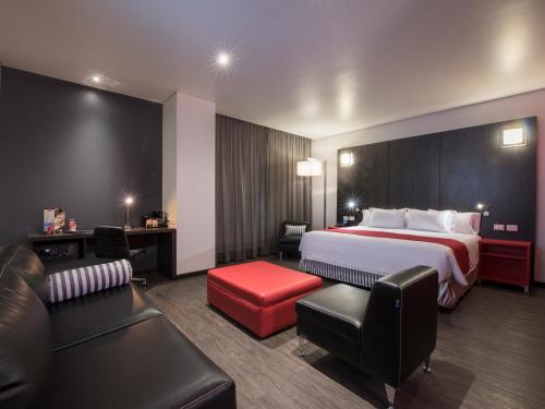 Postel nebo postele na pokoji v ubytování Ramada Encore by Wyndham Puebla