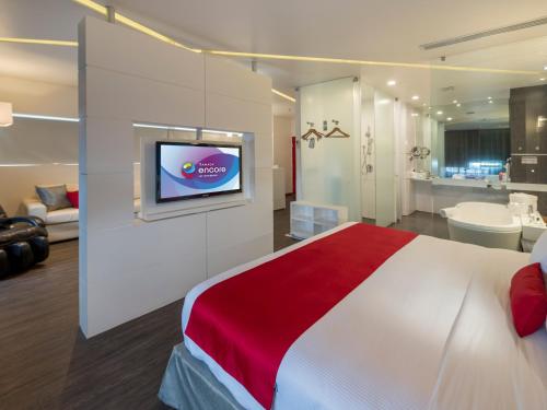 Postel nebo postele na pokoji v ubytování Ramada Encore by Wyndham Puebla