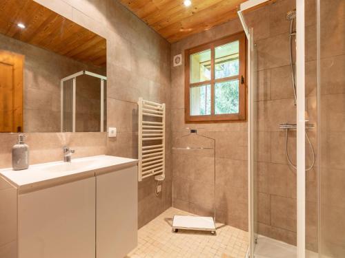 y baño con lavabo y ducha. en Cosy apartment in Tignes with garden, en Tignes