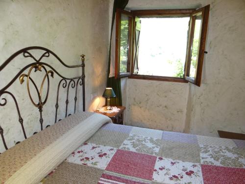 a bedroom with a bed in a room with a window at Casa Rural Calzon Ordesa in Oto