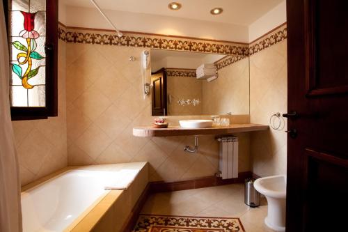 a bathroom with a tub and a sink at Hotel Marqués De Tojo in Purmamarca