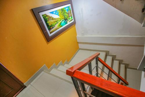 een uitzicht op een trap met een televisie aan de muur bij Hotel D'Gloria in Churín