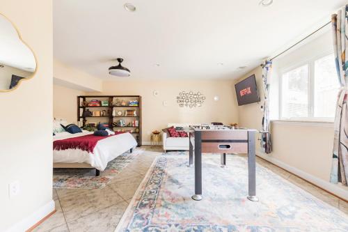 a bedroom with a bed and a desk at Classic Brick House 4BR 3BA Perfect for Families Near DC in Arlington