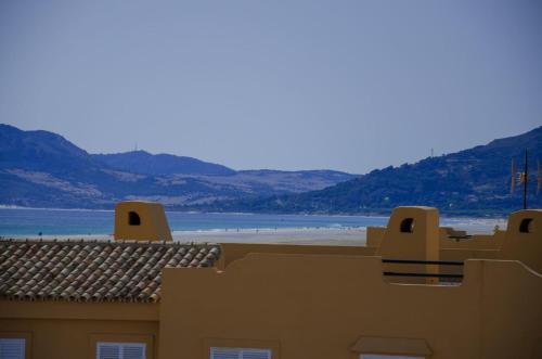 vistas a la playa desde el techo de un edificio en Apartamento Los Lances II, en Tarifa
