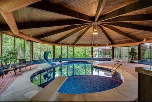 una piscina cubierta en una casa con techo grande en Country living, relax, fun., en Hamilton