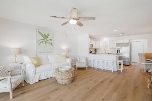 Gambar di galeri bagi Sand Buckets Unit C, Ocean View Beach Townhouse di Mexico Beach