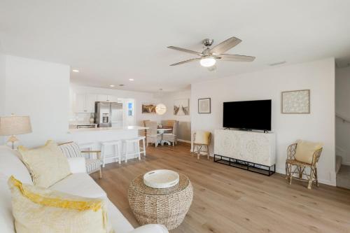Televisyen dan/atau pusat hiburan di Sand Buckets Unit C, Ocean View Beach Townhouse