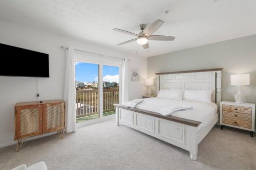A bed or beds in a room at Sand Buckets Unit C, Ocean View Beach Townhouse