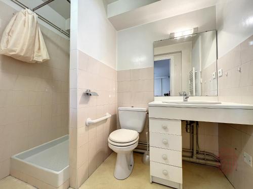 a bathroom with a toilet and a sink and a shower at Studio Lamalou-les-Bains, 1 pièce, 2 personnes - FR-1-451-66 in Lamalou-les-Bains
