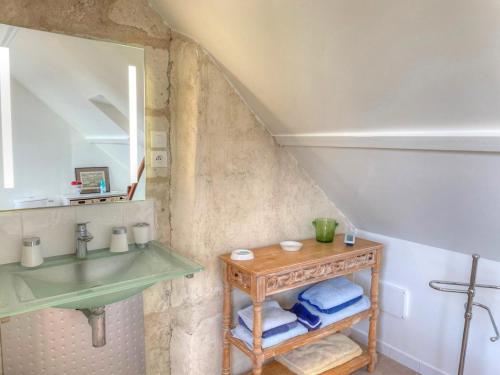 a bathroom with a sink and a mirror at Gîte de charme XVIIe siècle avec jardin clos, balnéo, terrasse panoramique et WIFI près du Château de Villandry - FR-1-381-471 in Villandry
