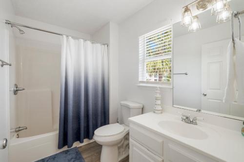 Ένα μπάνιο στο Sand Buckets Unit D, Ocean View Beach Townhouse