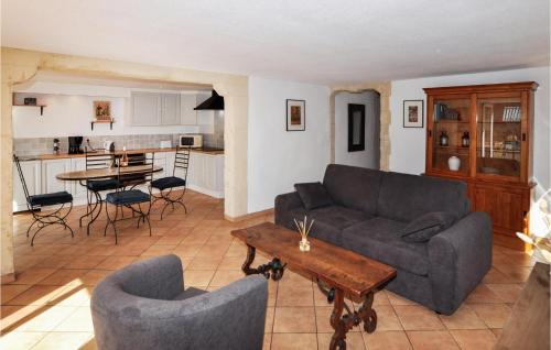 un salon avec un canapé, des chaises et une table dans l'établissement Stunning Home In Sorède With Wi-Fi, à Sorède