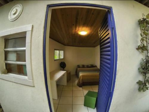 sala de estar con sofá y puerta azul en Paradiso Hostel & Suites - TOP 1 DE SÃO PAULO, en São Paulo