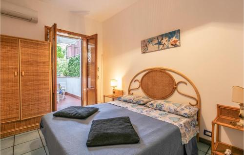 een slaapkamer met een groot bed en een raam bij 2 Bedroom Amazing Apartment In Giardini Naxos in Giardini Naxos