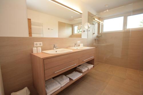 a bathroom with a sink and a shower at Aktiv & Sport Apartments Oberjörg in Rattendorf