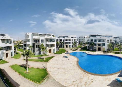 ein Bild eines Apartmentkomplexes mit einem Pool in der Unterkunft Appartement de luxe ,piscine,parking,Terrasse in Agadir