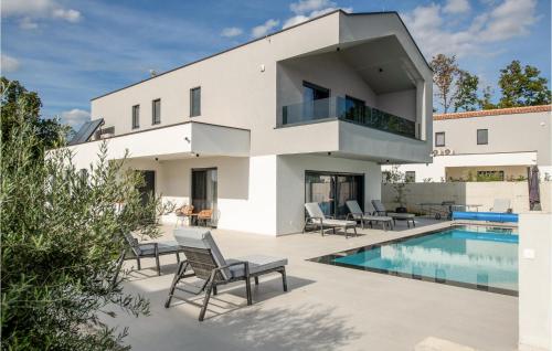 ein weißes Haus mit einem Pool und einer Terrasse in der Unterkunft Pet Friendly Home In Rebici With Heated Swimming Pool in Rebići