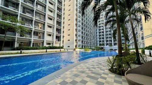 Hồ bơi trong/gần Cozy Condo near Mall of Asia