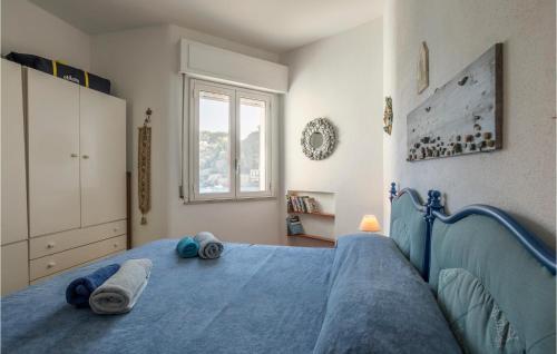 una camera da letto con un letto blu e asciugamani di Mazzaro a Taormina