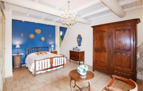 um quarto com uma cama e uma parede azul em Lovely Home In Graveson With Wi-fi em Graveson