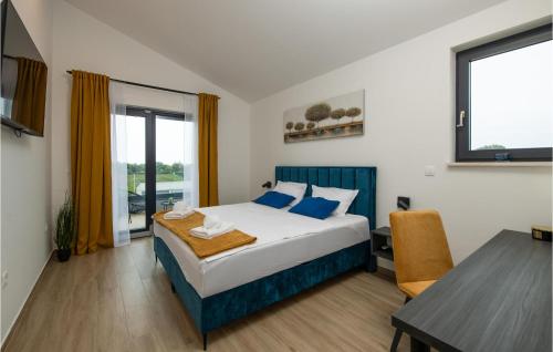 een slaapkamer met een bed, een tafel en een raam bij Cozy Home In Rebici With Outdoor Swimming Pool in Rebići
