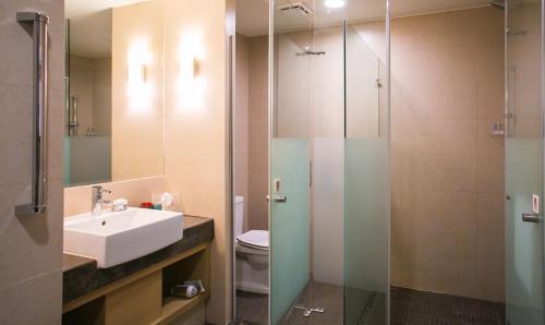 a bathroom with a sink and a shower and a toilet at E-DA Royal Hotel in Dashu
