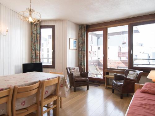 une pièce avec une table, des chaises et une fenêtre dans l'établissement Appartement spacieux 3 pièces, Tignes, proche des pistes - FR-1-449-59, à Tignes