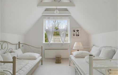 En eller flere senge i et værelse på 2 Bedroom Amazing Home In Odder