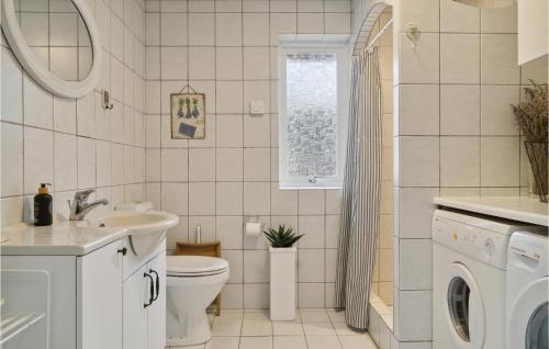 Et badeværelse på 2 Bedroom Amazing Home In Odder