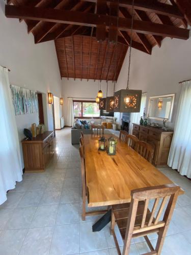 een eetkamer en een woonkamer met een houten tafel bij Lirios del Campo - Chumamaya Merlo SL in Merlo