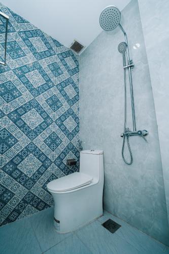 a bathroom with a toilet and a shower at Blossom Sea Homestay Quy Nhơn in Quy Nhon