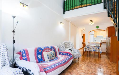 ein Wohnzimmer mit 2 Sofas und einem Tisch in der Unterkunft 3 Bedroom Lovely Apartment In Los Alczares in Los Alcázares