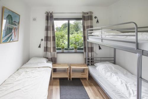 מיטה או מיטות קומותיים בחדר ב-Bruksparkens Hostel