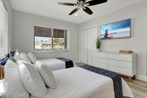 a bedroom with two beds and a ceiling fan at Riviera - Canal Views, Pool, & Work Friendly. in Fort Lauderdale