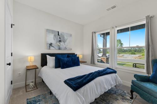 Un dormitorio con una cama con almohadas azules y una ventana en Workfriendly and near downtown, en Jeffersonville