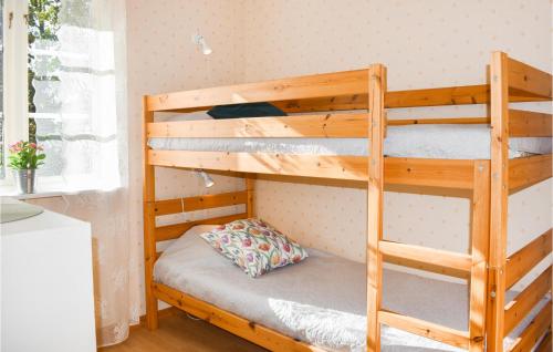 Divstāvu gulta vai divstāvu gultas numurā naktsmītnē Cozy Home In lem With Kitchen