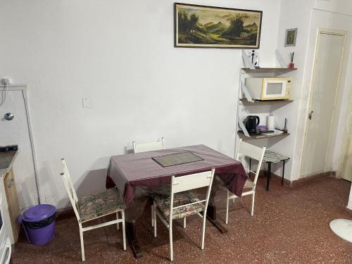 mesa de comedor con sillas y microondas en SOL Y PLAYA STA en Santa Teresita