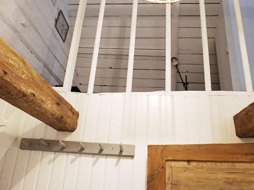 BjörklingeにあるHoliday home Björklingeの白い天井と木製のドアが特徴の客室です。