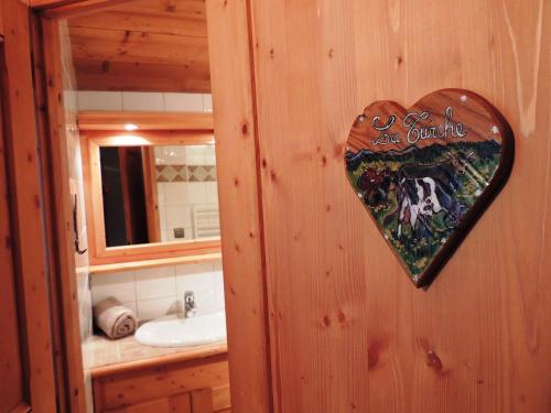 ein Herz, das in einem Badezimmer an der Wand hängt in der Unterkunft Chalet au calme avec sauna, proche des pistes, parking - FR-1-598-123 in Les Gets