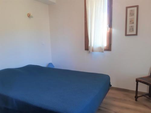Un dormitorio con una cama azul y una ventana en Maison Corrençon-en-Vercors, 5 pièces, 8 personnes - FR-1-761-1, en Corrençon-en-Vercors