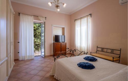 um quarto com uma cama, uma televisão e uma janela em Cozy Apartment In Miglianico With Wifi em Miglianico