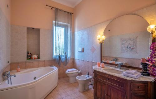 y baño con bañera, aseo y lavamanos. en Cozy Apartment In Miglianico With Wifi, en Miglianico