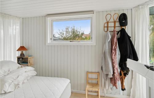 1 dormitorio con cama y ventana en Gorgeous Home In Slagelse With Wifi, en Slagelse