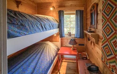 a bedroom with a bunk bed in a wooden cabin at Beautiful Home In Sjusjen With 3 Bedrooms in Sjusjøen