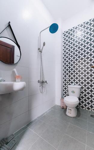 a bathroom with a shower and a toilet and a sink at Blossom Sea Homestay Quy Nhơn in Quy Nhon