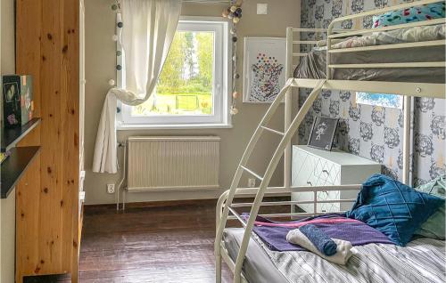 ein kleines Schlafzimmer mit Etagenbetten und einem Fenster in der Unterkunft Stunning Home In Tors With Wi-fi in Vilsten