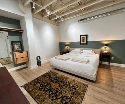 ein Schlafzimmer mit einem großen weißen Bett und einem Teppich in der Unterkunft The Quarters Suite 1 in Grafton